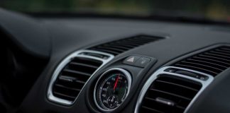 condizionatore acceso e l'auto ferma