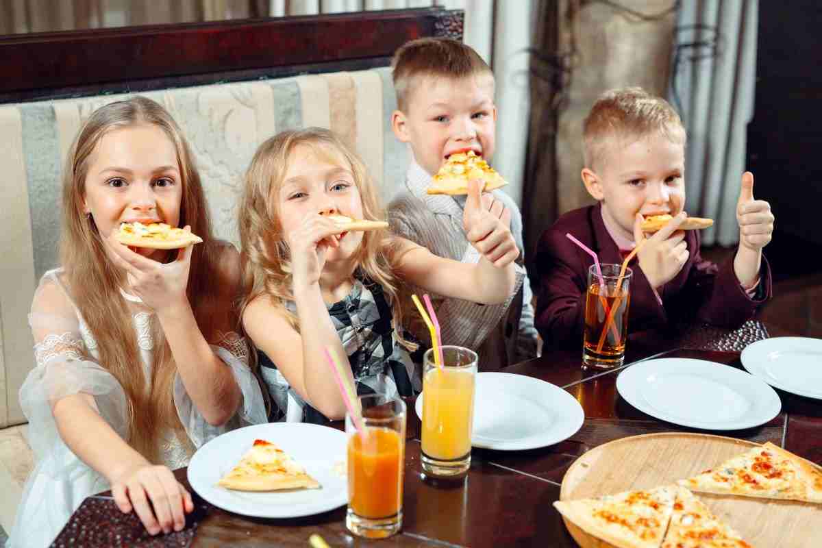 bambini che mangiano