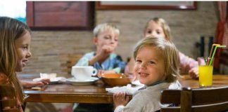 bambini che mangiano al ristorante
