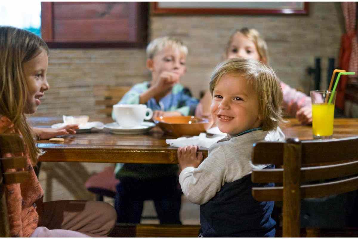 bambini che mangiano al ristorante