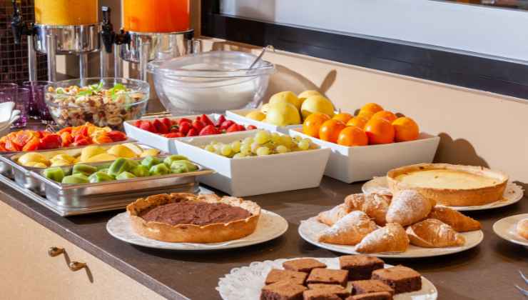 colazione al buffet hotel galateo