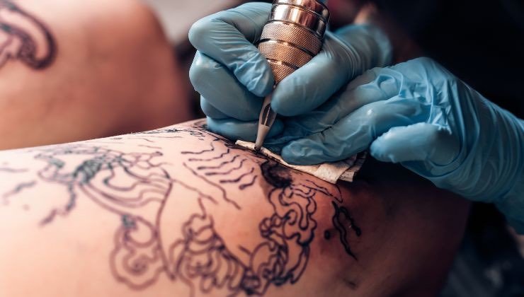 come proteggere i tatuaggi in estate