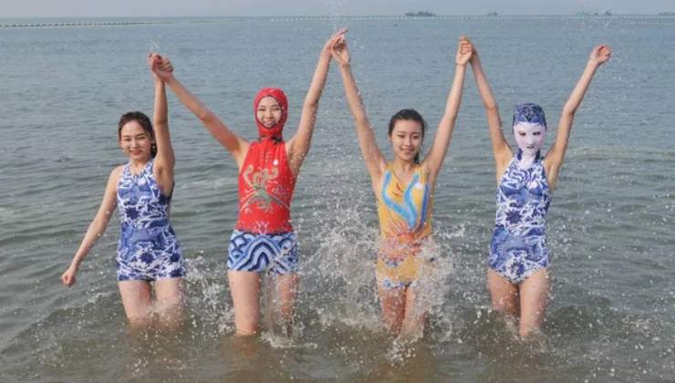 In spiaggia spopola la moda del facekini