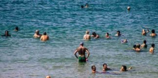 In spiaggia spopola la moda del facekini