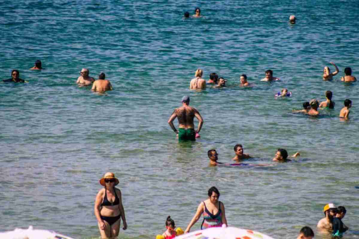 In spiaggia spopola la moda del facekini