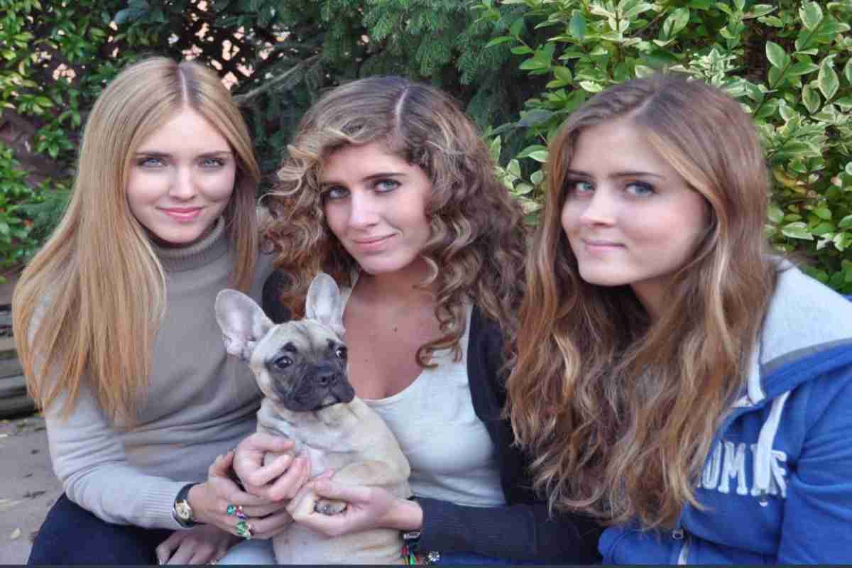 Un ricordo delle tre sorelle Ferragni con la cagnolina Matilda