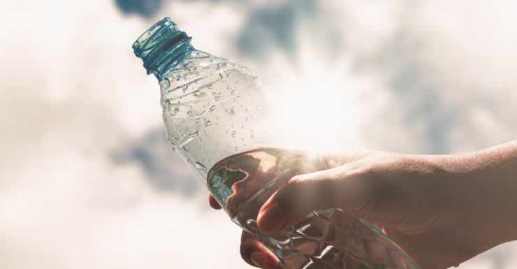 Acqua in bottiglia di plastica