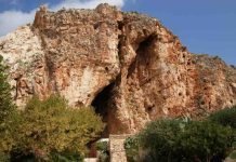 Borgo nascosto nella gola di due montagne