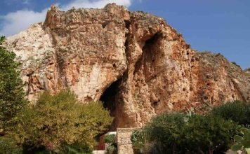 Borgo nascosto nella gola di due montagne