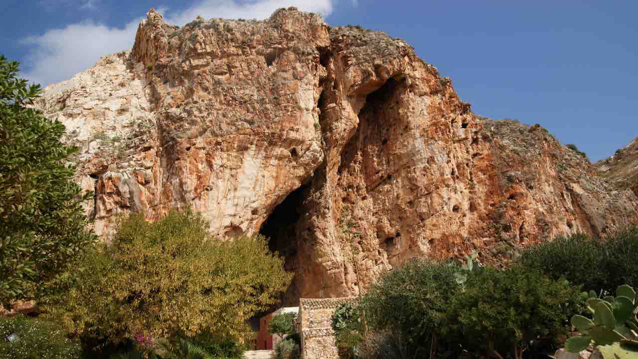 Borgo nascosto nella gola di due montagne