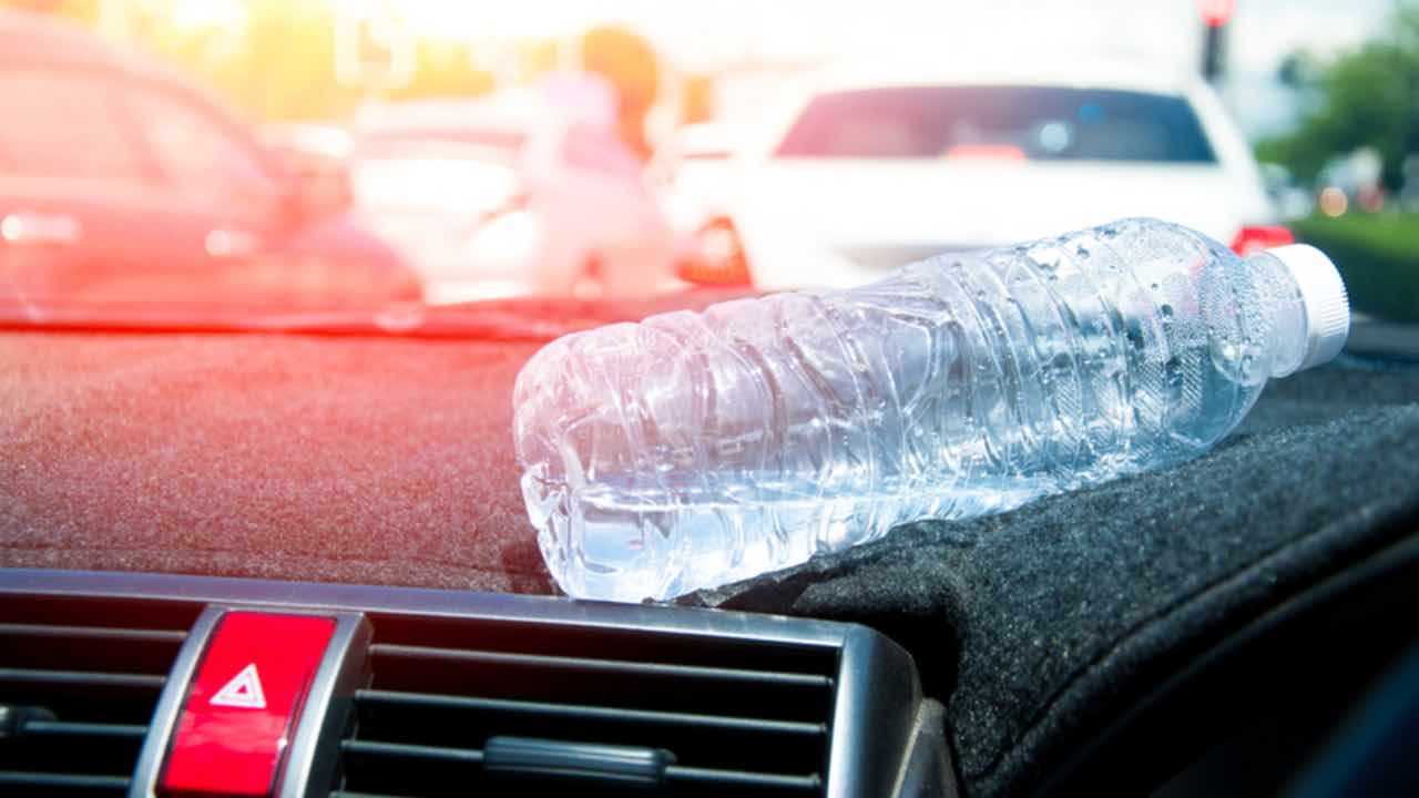 Bottiglia di acqua sotto al sole