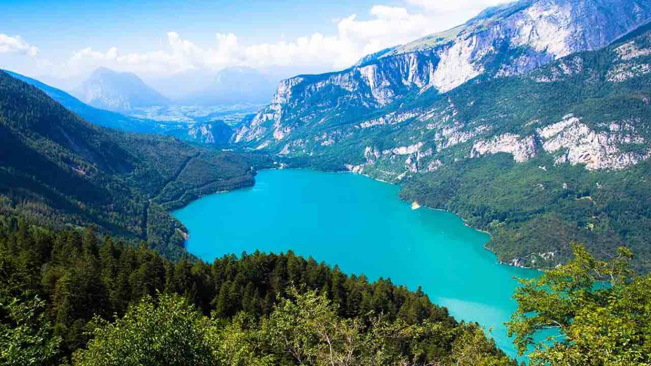 Lago balneabile per vacanze estive