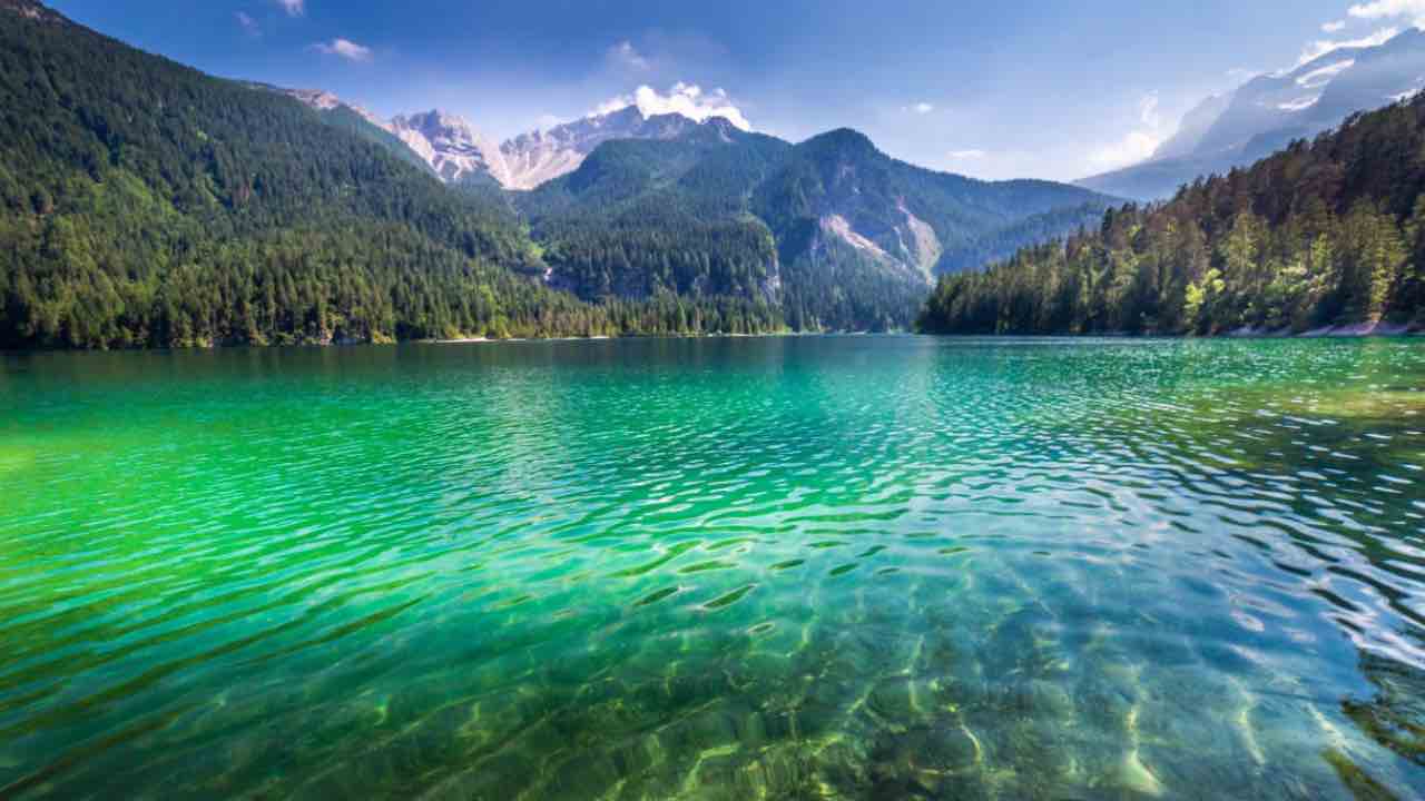 Lago nascosto tra le montagne