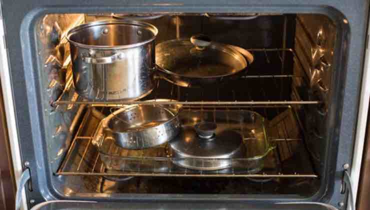 Pentole e padelle nel forno