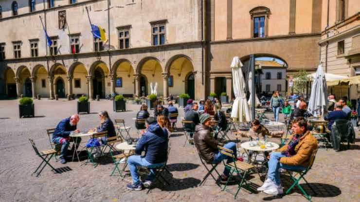 Seduti al bar