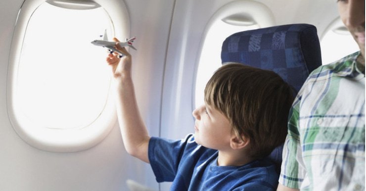 bambino in aereo