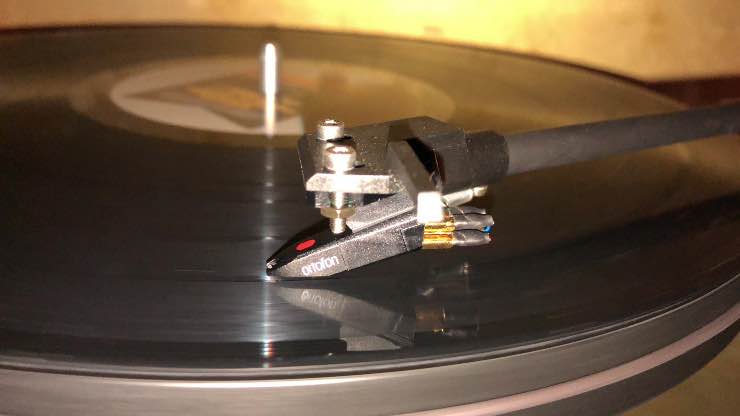 Ascoltare un disco in vinile