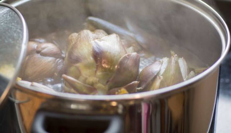 Carciofi che cuociono