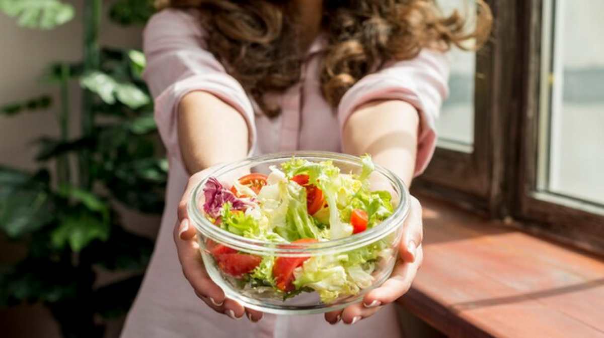 Salada no saquinho, todo mundo come errado: sua saúde corre sério perigo