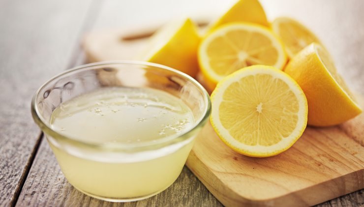 Succo di limone, uno degli ingredienti del rimedio casalingo