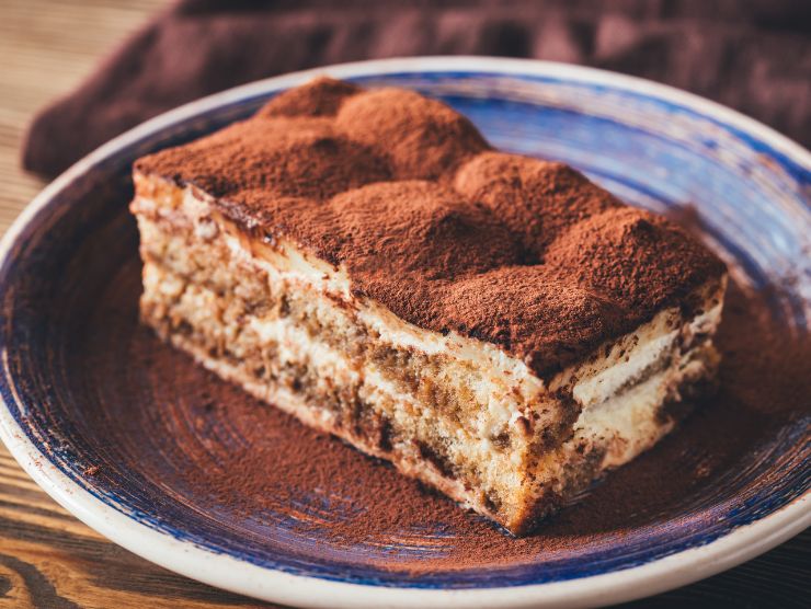 porzione di tiramisù su piatto