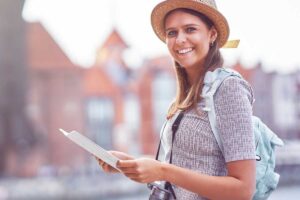 ragazza con cartina in viaggio